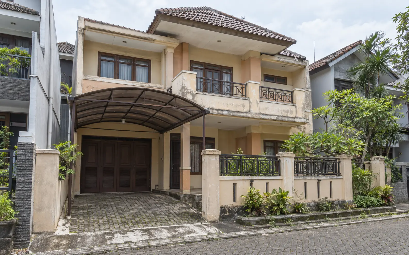 Ilustrasi rumah dua lantai sebelum renovasi fasad